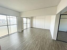 グランマップス春日 4階2LDKの室内