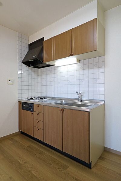 画像5:ガスコンロ付システムキッチンでお料理も快適。収納量も豊富