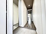 玄関ホール　姿見鏡付きシューズボックス搭載