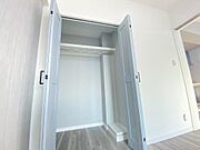 洋室にはハンガーパイプ付のクローゼット完備