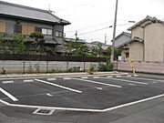 舗装済みの青空駐車場