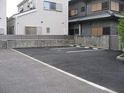 舗装済みの青空駐車場