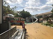 レオナ第一幼稚園　439m　徒歩約6分　入口の狭い園ですが、奥は広く、桜の大樹に見守られ、生かされているいのちの大切さを実感しながら、子どもとの心の交流を図ります。