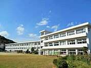 豊坂小学校　徒歩約21分（約1669ｍ）校訓は「さとく（知）　正しく（徳）　すこやかに（体）」