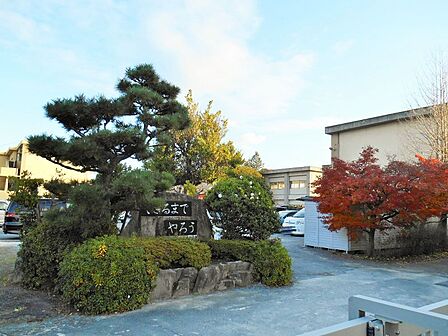 羽根小学校まで 1200m 徒歩約15分●岡崎駅からも近い小学校。「HANE STREAM」という教育を進めており、芸術的・科学的教育に特に力を入れている。