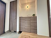 玄関横にシューズボックスがついているので、片付いた玄関がキープできます！