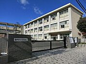 豊田市立山之手小学校特別支援学級あり。「車のまち豊田」を象徴とする絶え間ない車の流れを横に見ながら、子どもたちは”真剣さ・たくましさ・やさしさ”を校訓として毎日元気活動しています。 900m