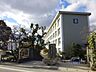 周辺：若林西小学校特別支援学級あり。令和2年全校児童一人一台タブレットを導入。緑と花の豊かな小学校。花壇にすごく力を入れていて、生徒がていねいに育てています。 550m