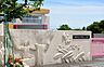 周辺：中根山こども園開所時間（7：30～18：00月～土）園庭は白い砂地で、中央部には遊具や備品は置いてありません。遊具が設置されているのは園庭の端のほうです。動物や乗り物をモチーフにした様々な遊具が置…