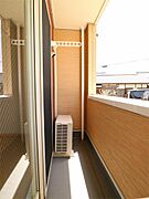 南向きで陽あたり良好なバルコニー。写真は同型物件です。