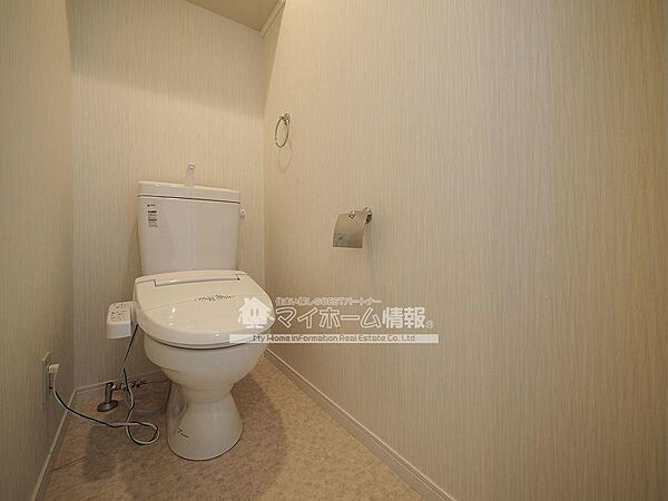 画像7:清潔感のある落ち着くトイレ。タオル掛けホルダー付き