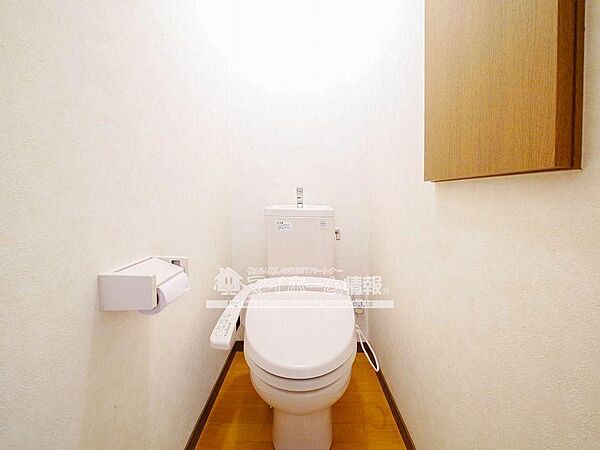 画像7:温かみのあるトイレは快適な温水洗浄暖房便座付き！