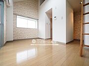5.5帖の洋室。模様替えのしやすい広さです♪