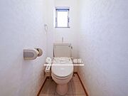 トイレは小窓があり快適な温水洗浄暖房便座付き！
