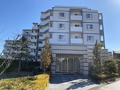 外観：外壁タイル貼り。ホワイトとグレーの色合いがお洒落です。大規模修繕工事も終わり、マンション外観も綺麗です。