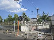 向島秀蓮小学校まで650メートル