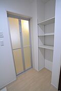 脱衣所収納棚あり