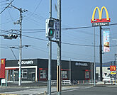 マクドナルド11号三豊店 701m
