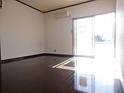 洋室広々8帖♪床もキレイになっています