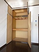 洋室にある収納♪上部も収納スペースで大容量です