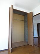 南側洋室の収納♪クローゼットタイプです