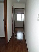 玄関ホール※同タイプ反転間取りの別部屋写真になります。