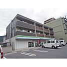 コンビニ「ファミリーマート 信州上山田温泉まで700ｍ」