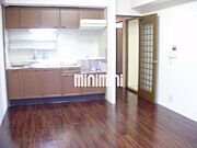 床がこげ茶で高級感があります。