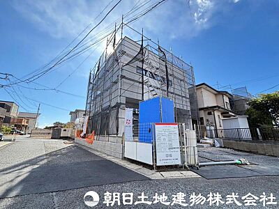 外観：爽やかな青空の下に贅沢なほどに降り注ぐ陽光、豊かな居住性と、クオリティが見事に調和した住空間は、住まうことの喜びを感じさせてくれます。