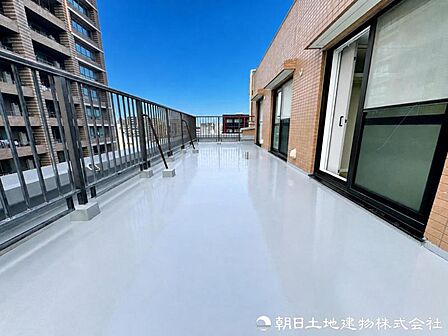 【バルコニー】 広々としたバルコニーから広がる空。爽やかな風を感じながら、心地よい暮らしが始まります。