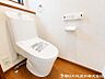 トイレ：清潔感のある落ち着いたトイレ空間。毎日使う場所だからこそ、シンプルで使いやすく、心地よく過ごせるよう整えられています。清潔で快適な毎日をしっかり支える設備です。