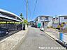 外観：車通りが少なく落ち着いた前面道路。お車の出し入れもしやすく、運転が少し苦手な方や小さなお子様のいるご家庭にも安心感のある住環境です。駐車時の安心感も高まります。