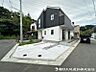 外観：爽やかな青空と陽光に映える美しい外観。住み心地とデザイン性を兼ね備えた住空間が、日々の暮らしに心地よい満足感を届けます。住まう喜びを毎日の暮らしで実感できます。