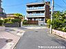 外観：車通りが少なく落ち着いた前面道路。お車の出し入れもしやすく、運転が少し苦手な方や小さなお子様のいるご家庭にも安心感のある住環境です。駐車時の安心感も高まります。