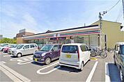 セブンイレブン新番丁小学校前店(コンビニ)まで640m