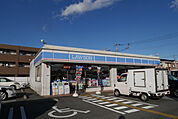 ローソン高知北久保店(コンビニ)まで404m
