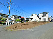 三方角地で陽当り良好、開放感がございます!!