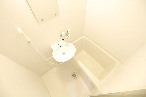 画像6:洗面台付きバスルームを完備しております。