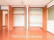 【クローゼット (寝室 約7.5帖)】収納力たっぷりなダブルクローゼットを設置♪