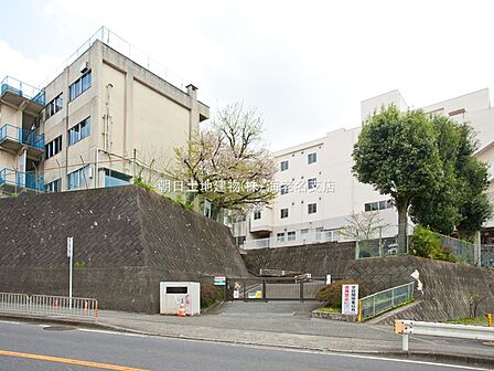 【海老名市立海老名小学校】 県道40号沿いでちょっと小高いところに海老名中学校と並んであります。運動場も広く、駅近いわりには静かにお勉強のできる環境にあります。
