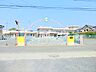 周辺：【栗原幼稚園】　広大な敷地に大きな園舎と大きな園庭があり、遊具も様々なものがありとても充実しています。お迎え用の駐車場もあります。