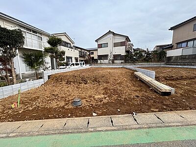 外観：【現地写真】第一種低層住居専用地域に指定された閑静なエリア。南西側の前面道路幅員は約5mです。