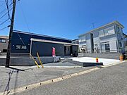 【前面道路含む外観】陽当りや周辺の道路幅・交通量など、現地にてお確かめいただけます。お気軽に現地をご見学いただき、新生活のイメージを膨らませてください！