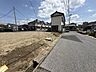 その他：【前面道路含む外観写真】都市ガス対応ですので、強い火力でお料理の幅が広がるガスコンロ、お手入れしやすいIHクッキングヒーター、お好みでどちらでも選択可能です。