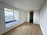 洋室：【洋室/約8.5帖】南向きのバルコニーに面した、明るいお部屋です。広さにゆとりがあり主寝室にもおすすめ◎