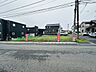 外観：【現地土地写真】小学校や公園が徒歩5分圏内。歩道が整備されているので、お子様の通園・通学時も安心感があります。
