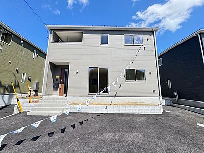 外観：【現地外観写真/6号棟】第一種低層住居専用地域の落ち着いた住環境が魅力。周辺には低層の住宅街が広がり、ご家族との穏やかな暮らしが叶います。