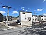 その他：【前面道路含む外観/15号棟】敷地面積は約140.05m2(約42.36坪)。北西・南西側が開け、二方向から風と光を取り込める立地です。