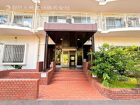 【エントランス】段差がないバリアフリーなエントランスです。