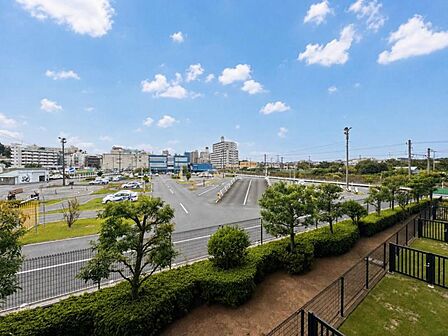 視線の先まで広がる心地よさがあり、四季の移ろいを身近に感じられそうなロケーションです。
